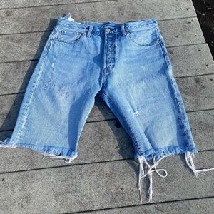 Fringed rock Levi blue jean shorts